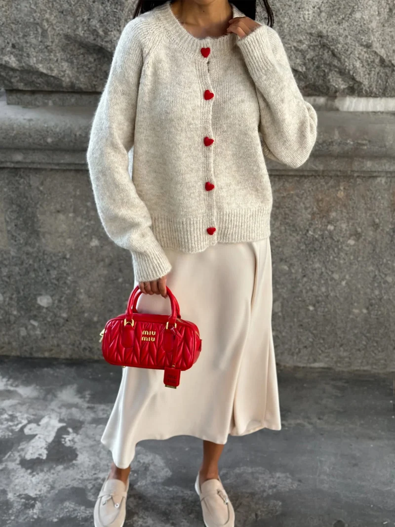 Женский вязаный кардиган на пуговицах с круглым вырезом и длинными рукавами