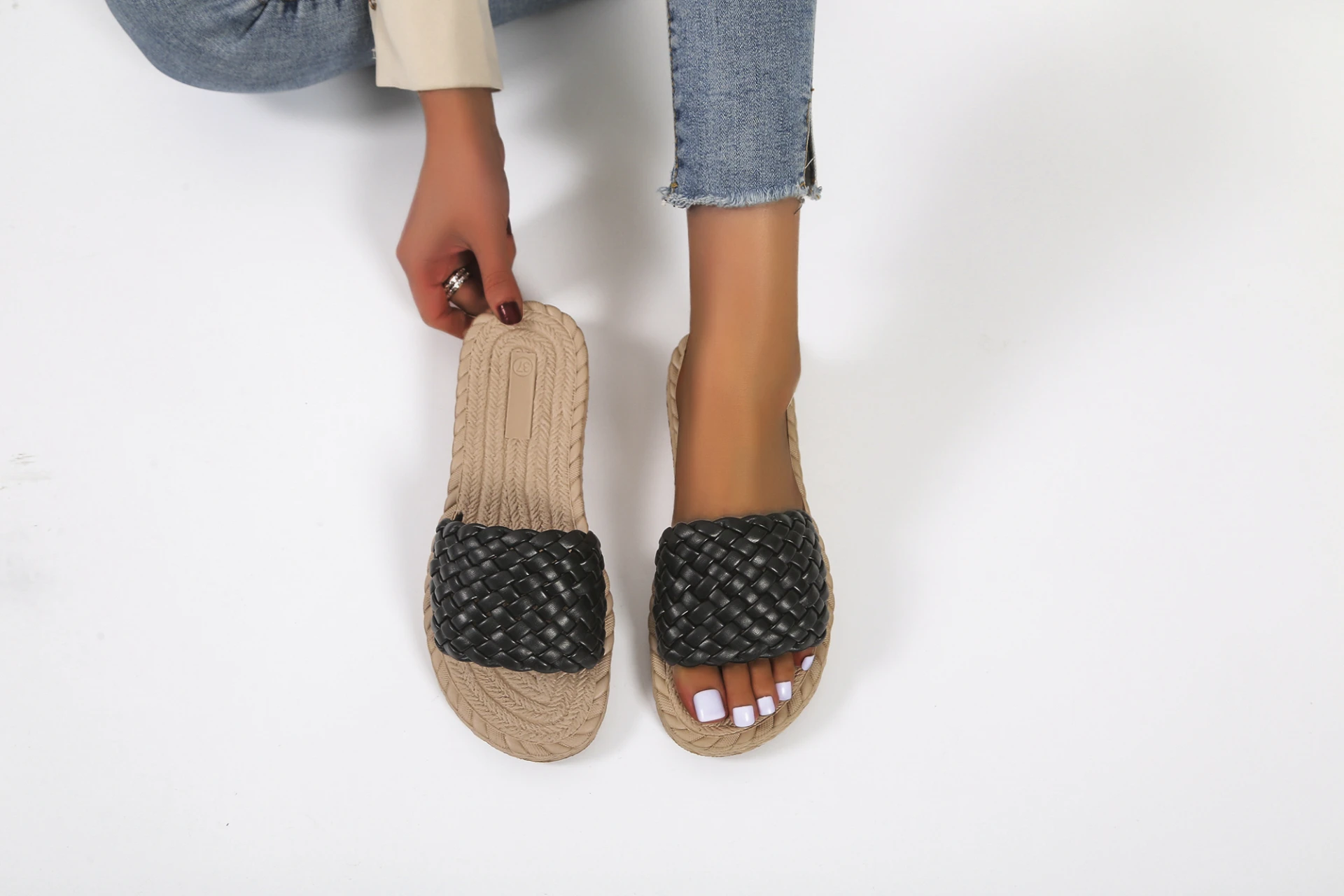 

WHNB 2022 New Design Shoes Women Slippers Weave Leather Flat Slides Ladies Sandals Summer Open Toe Sandals Outdoor Beach Flip