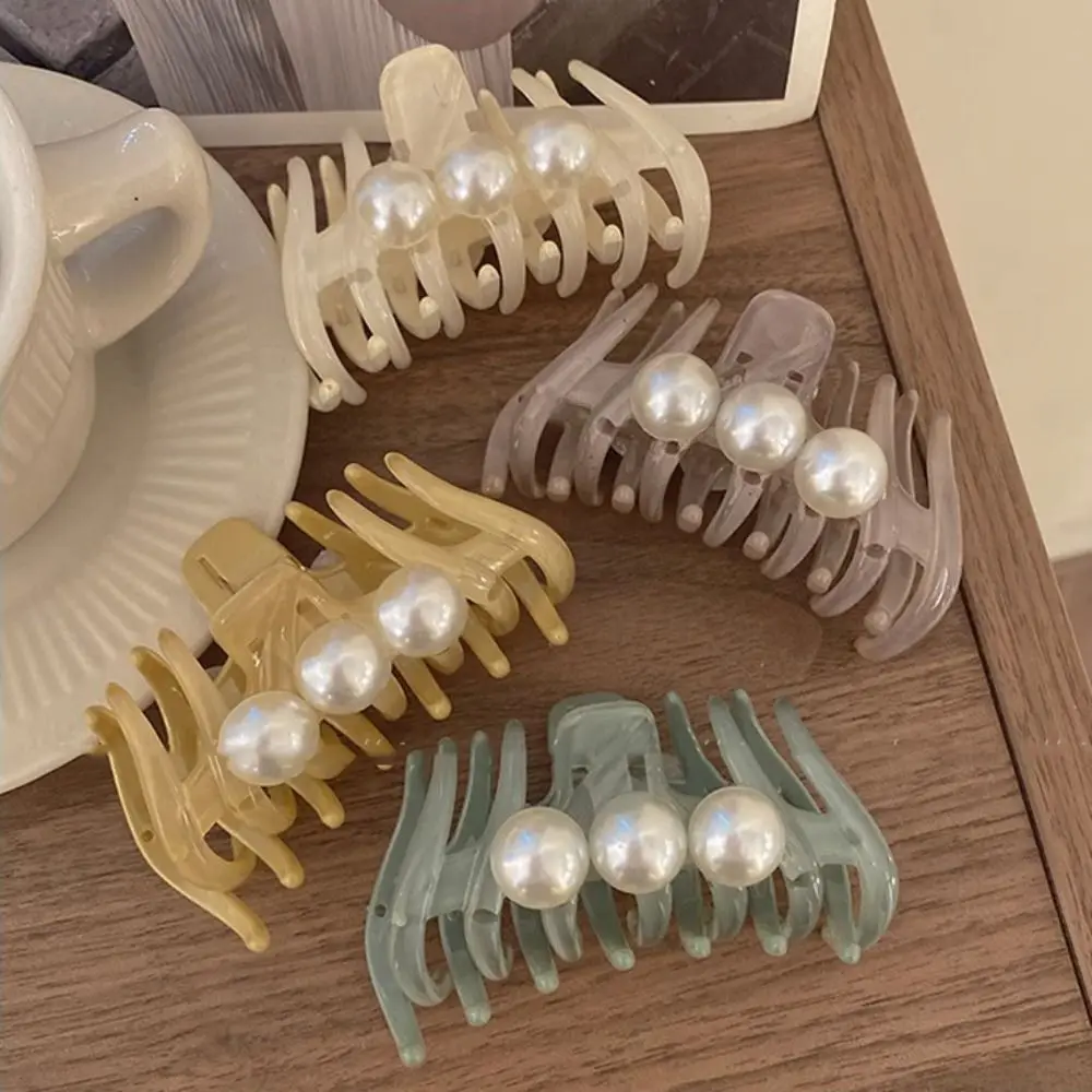 

Заколка для волос с жемчужинами и асимметричными линиями