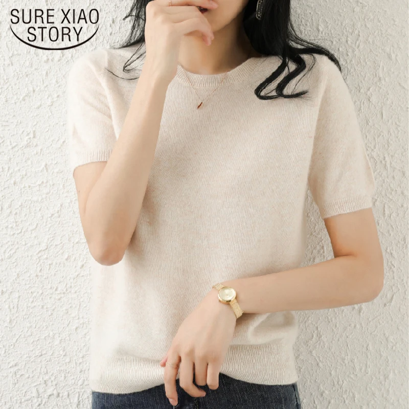 

Женская трикотажная блузка с коротким рукавом и круглым вырезом