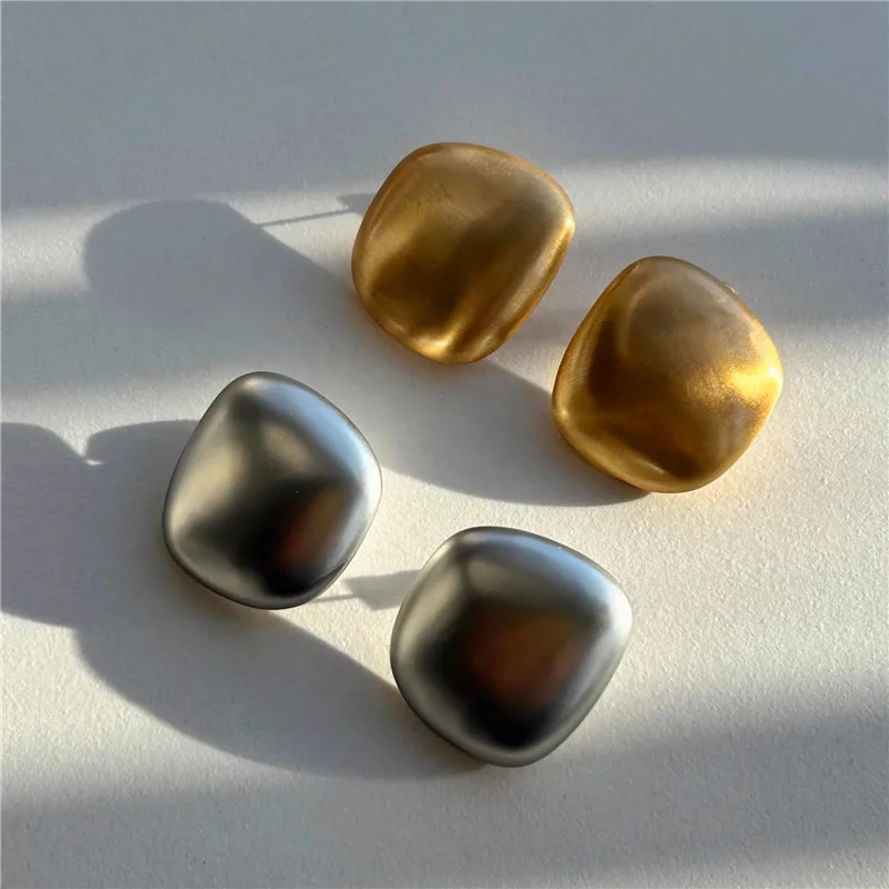 Винтажные металлические серьги-гвоздики Franch с геометрией неправильной формы для