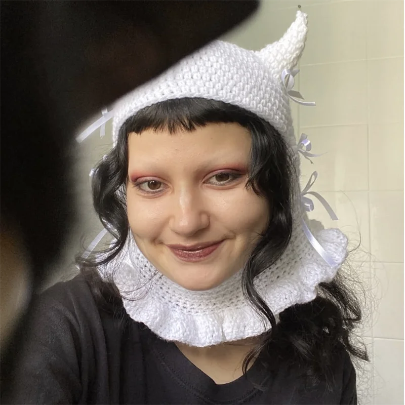 Фото Белая вязаная балаклава с дьявольскими рожками и изящными атласными бантиками, ручная работа, в готическом стиле №4