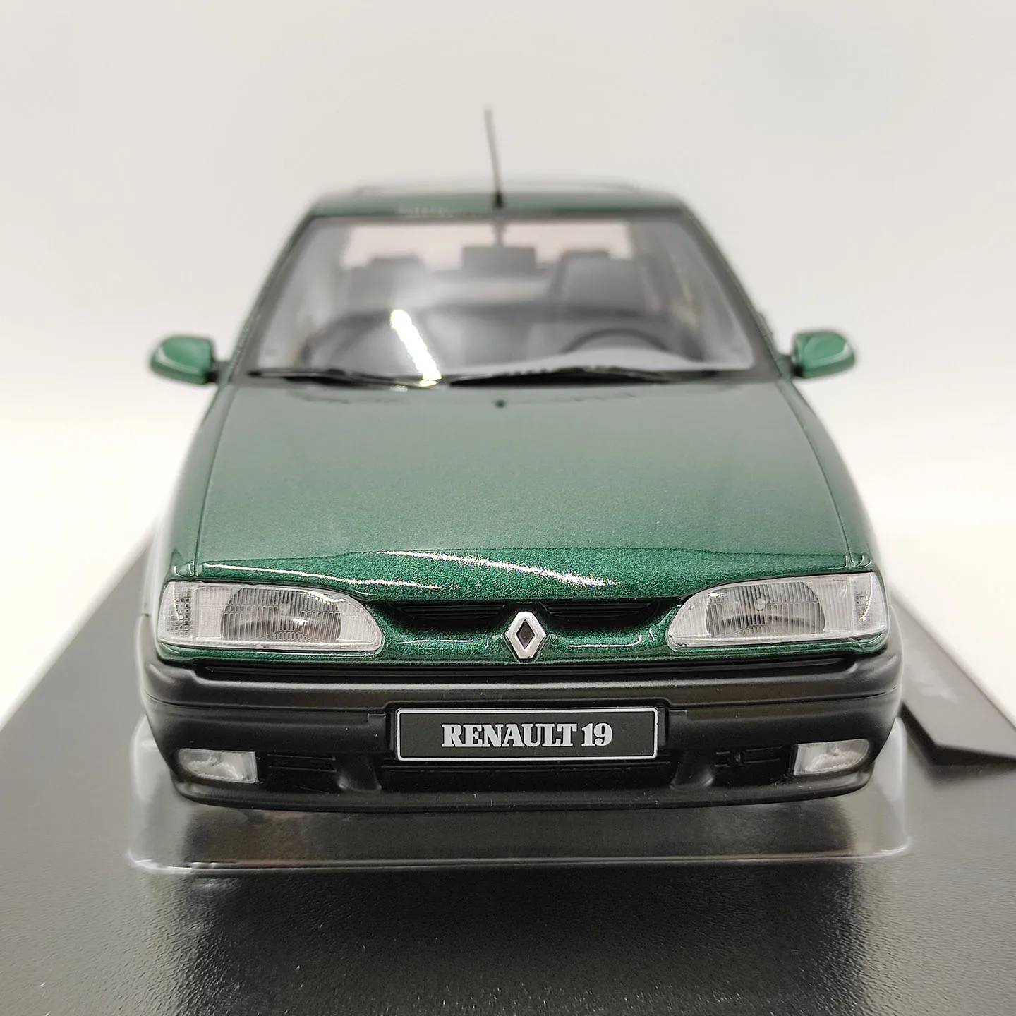 Фото Масштабная модель автомобиля Diecast KK 1:18 Renault 19 Alfetta GT 1.6 1976 из сплава №4