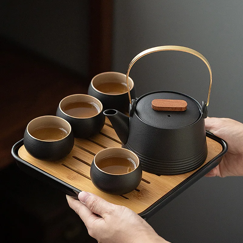 

Чайный сервиз в японском стиле из черной керамики, чайный набор, один чайник, четыре чашки с сумкой, домашний чайный сервиз кунгфу, Офисная дорожная чайная посуда, хорошие подарки