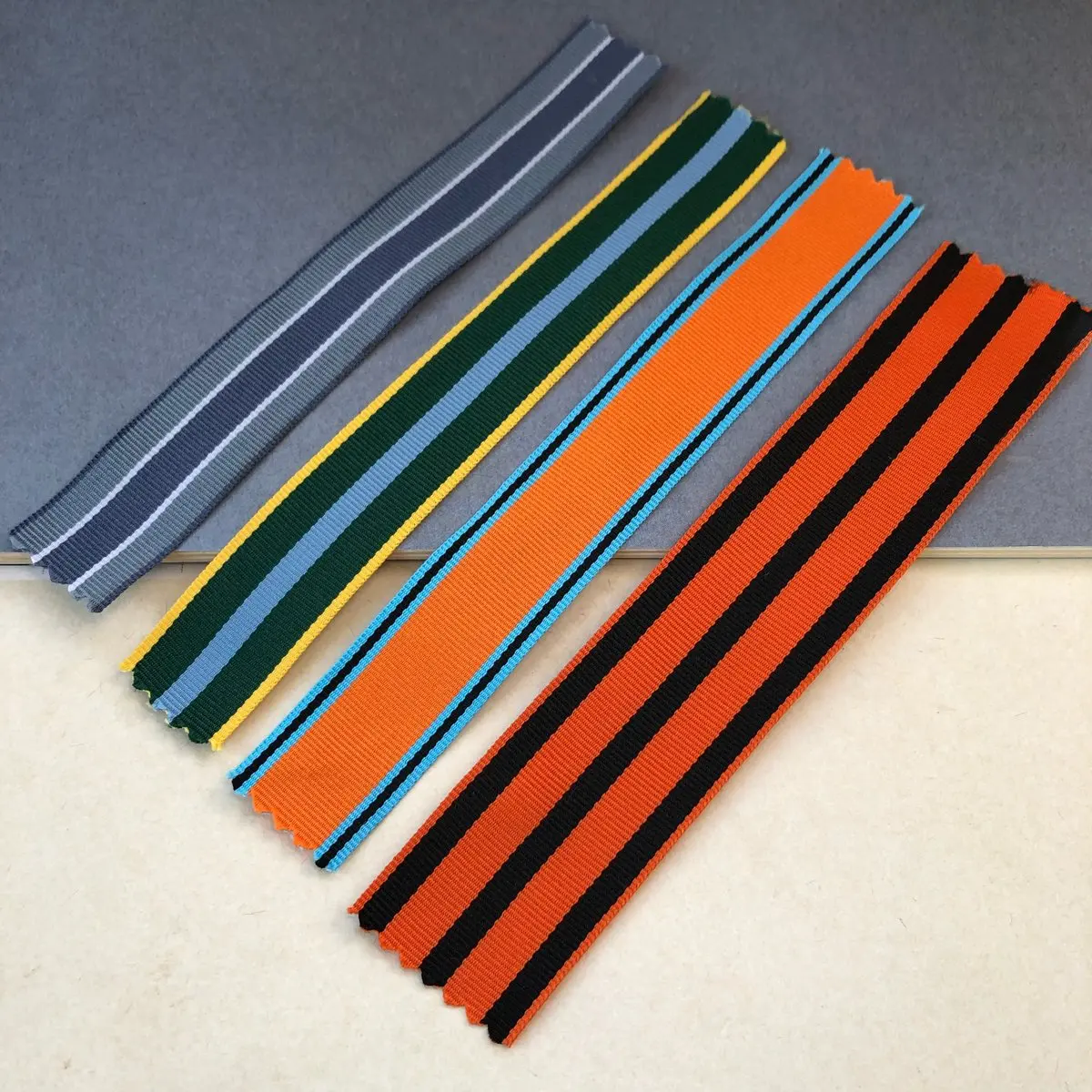 Брошь с изображением герба Санкт-Петербурга в ассортименте