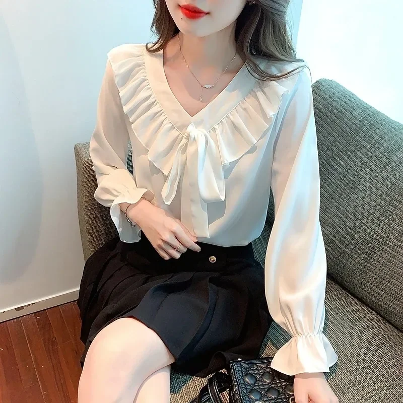 Повседневная Женская блузка с длинным рукавом белая оборками и V-образным