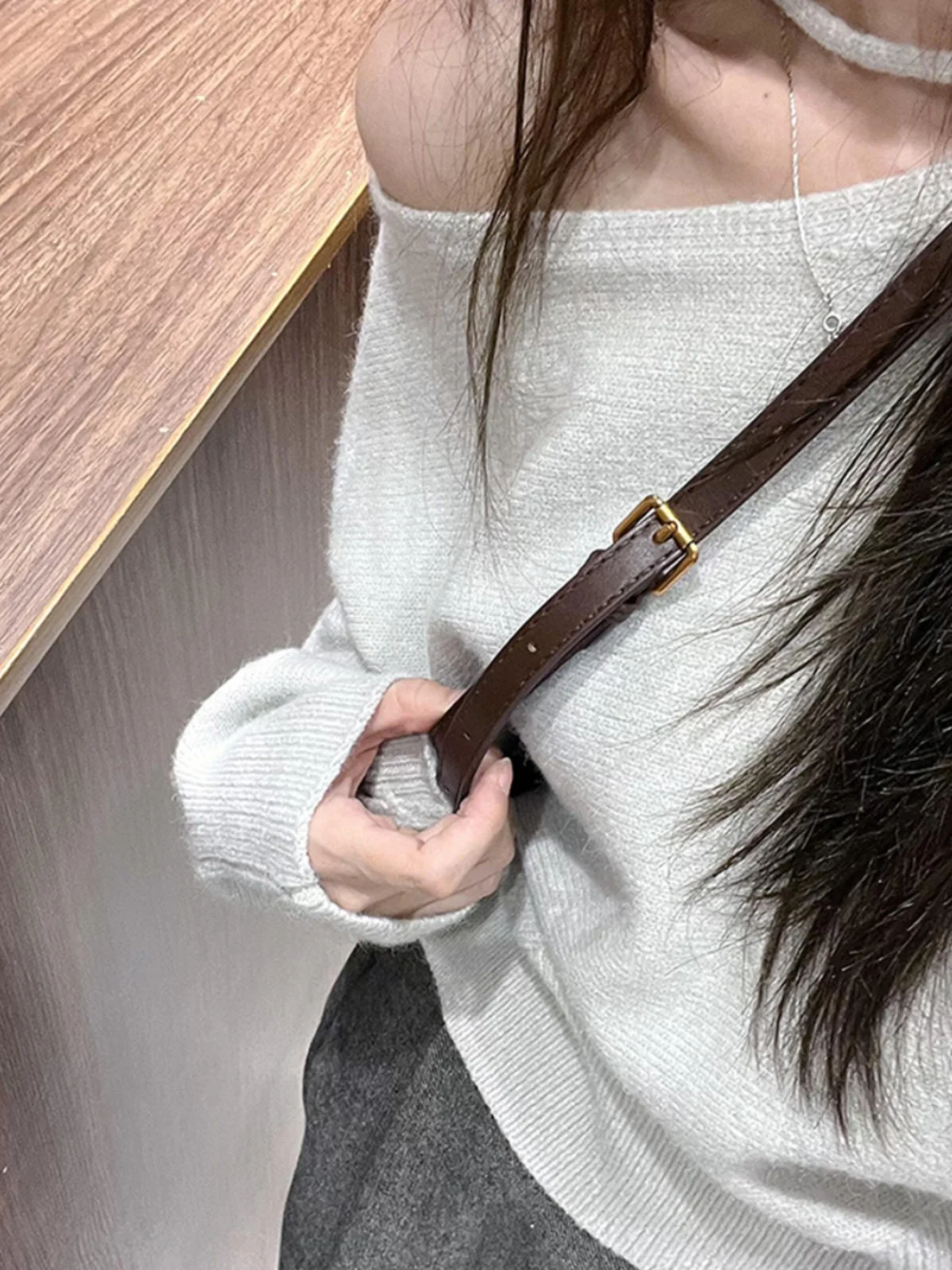 Белый вязаный свитер с открытыми плечами и наклонными плечами. Женский 2024.