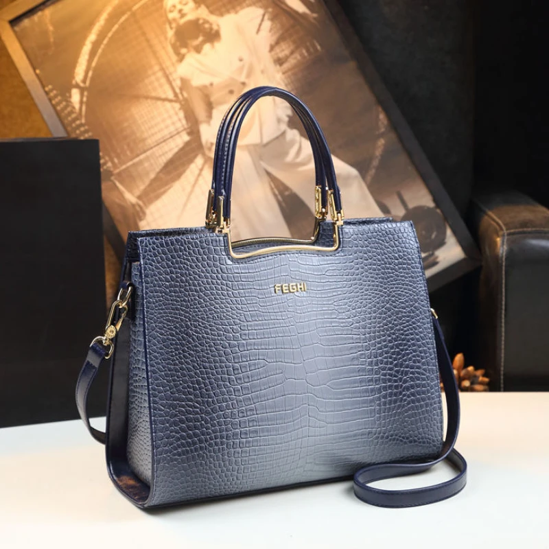 

Crocodile patterned real leather handbag for women's large capacity commuting style tote large bag