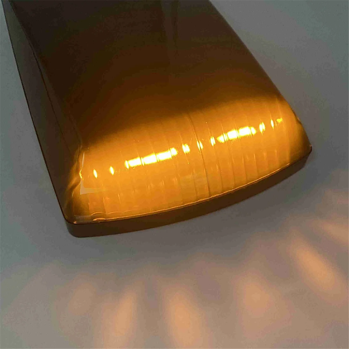 Передние угловые габаритные огни автомобиля указатели поворота мигающие лампы