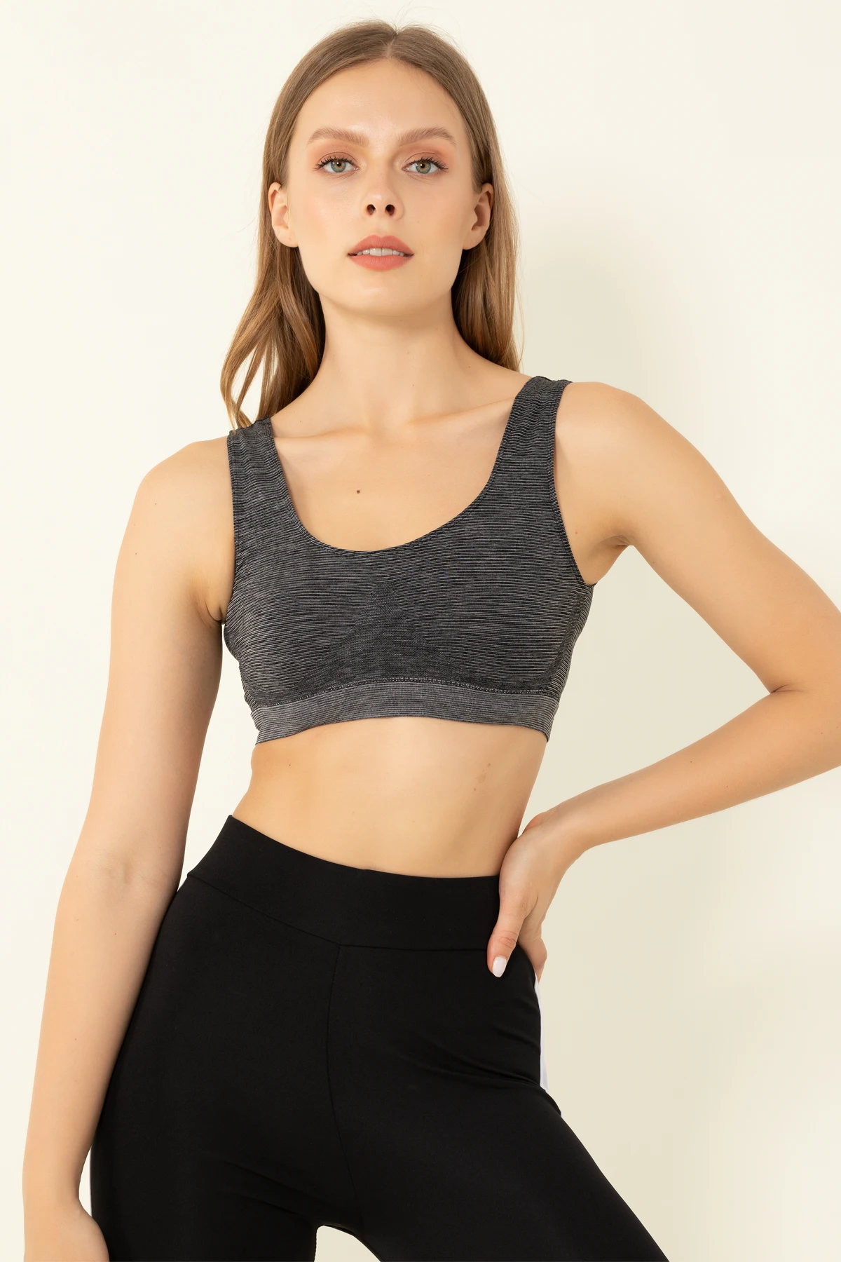 

Комплект женского нижнего белья из бюстгальтера и трусиков, бесшовный