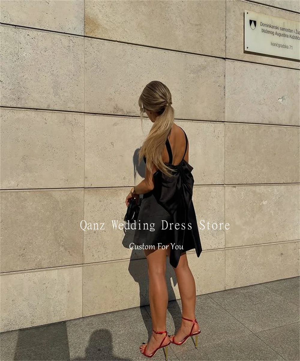 Женское атласное платье с бантом без бретелек выше колена