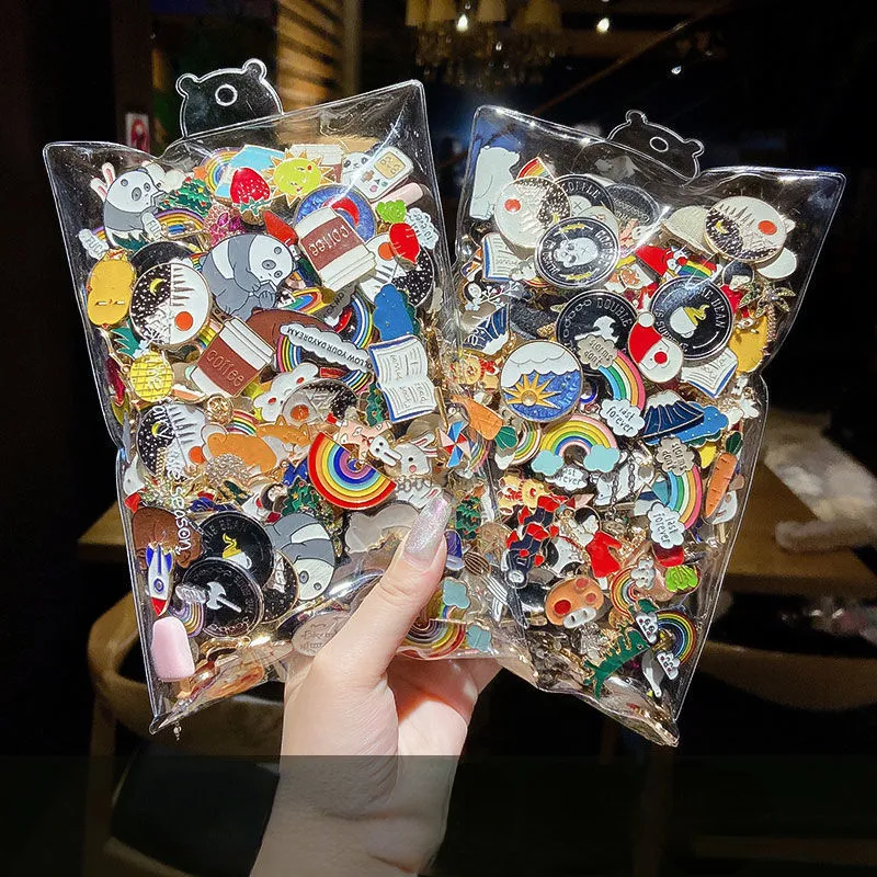 Alfileres esmaltados de 10-50 piezas, insignias personalizadas al azar, accesorios de insignia, conjunto de alfileres de Metal para bolsa de ropa de dibujos animados