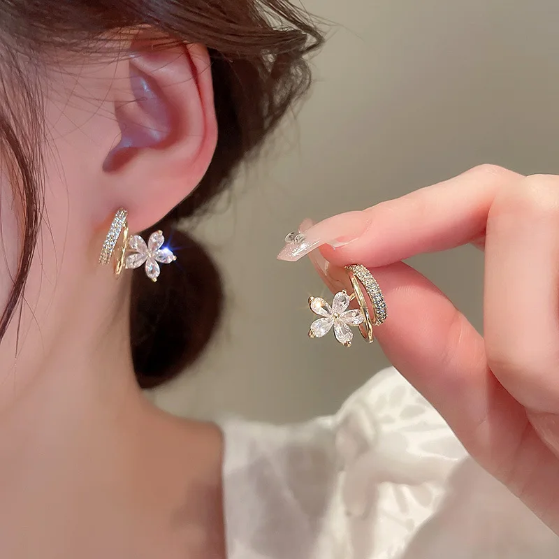 

2022 New Fashion Daisy Flower Stud Earrings For Women Classic Spring Summer Flower Crystal Earring Elegant Female Trendy Jewelry