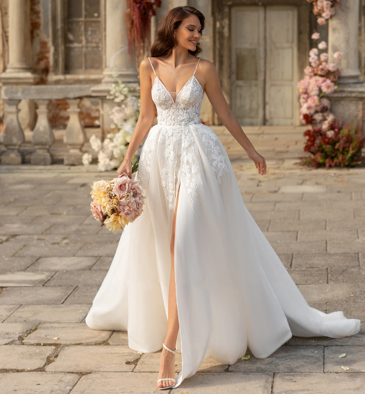 

Sexy Sapghetti Straps Wedding Dress 2022 V Neck Appliques Summer Backless High Slite Bridal Gown Court Train Robe De Marie Tulle