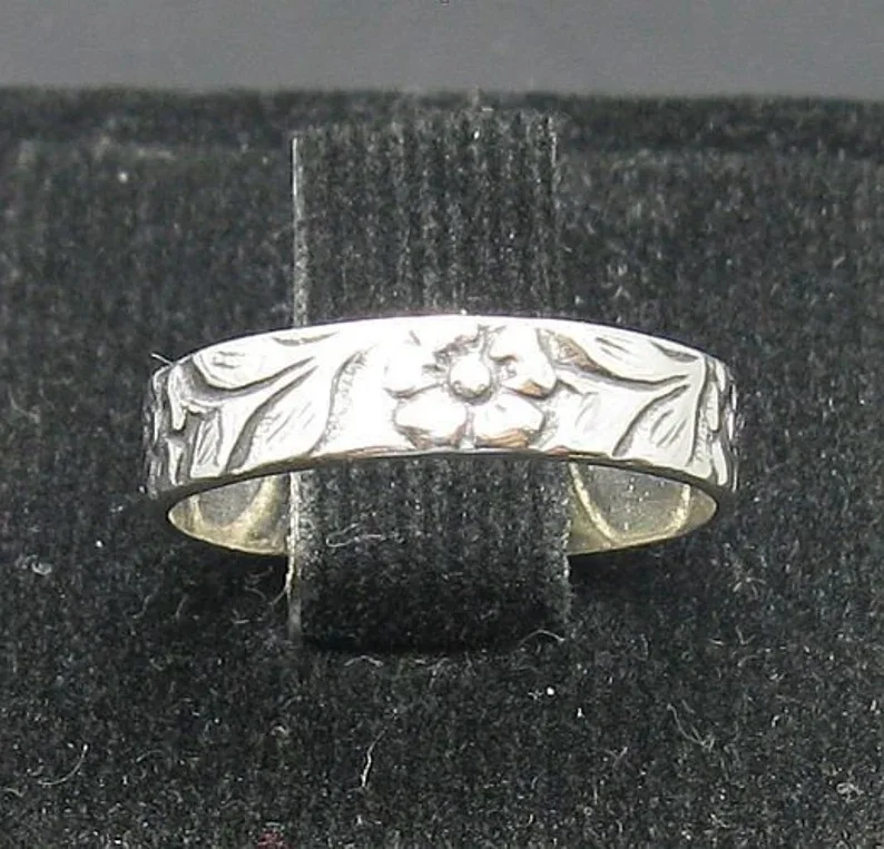 

Vintage Fashion Antique Silver Flower Pattern Ring Jewelry for Women Girl Party Jewelry Gift