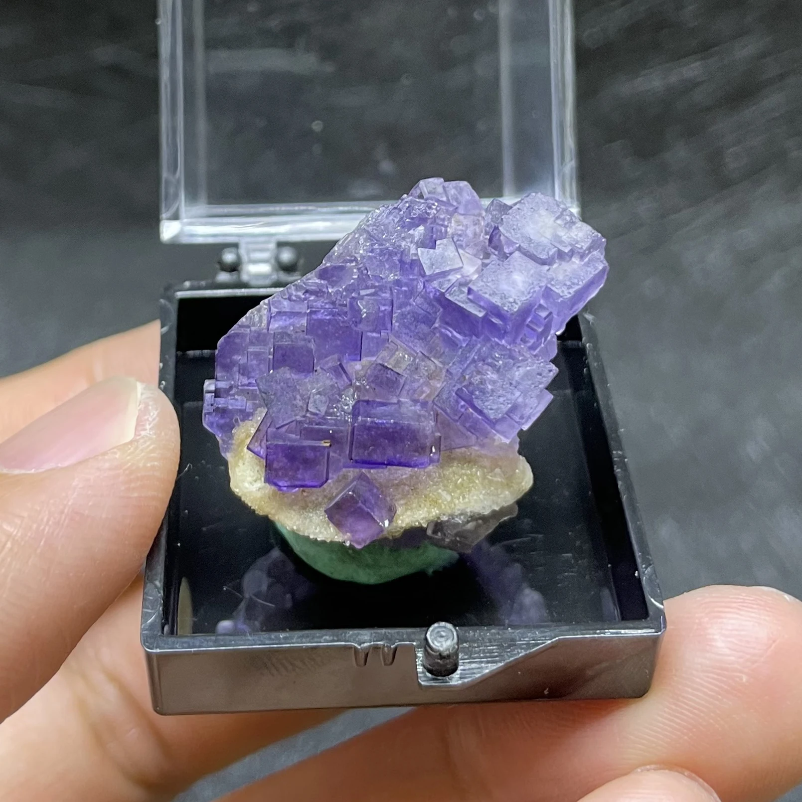 

Фиолетовый кристалл флюорит