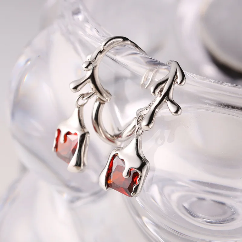 

Женские серьги из серебра 925 пробы с искусственными камнями