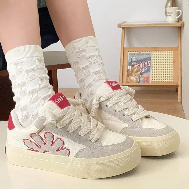 Модные женские туфли с круглым носком ремешками и цветочным украшением удобная