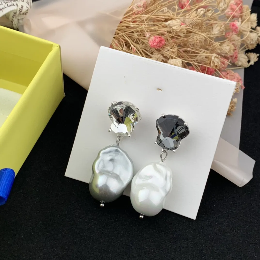 

European and American fashion irregular Pearl Earrings