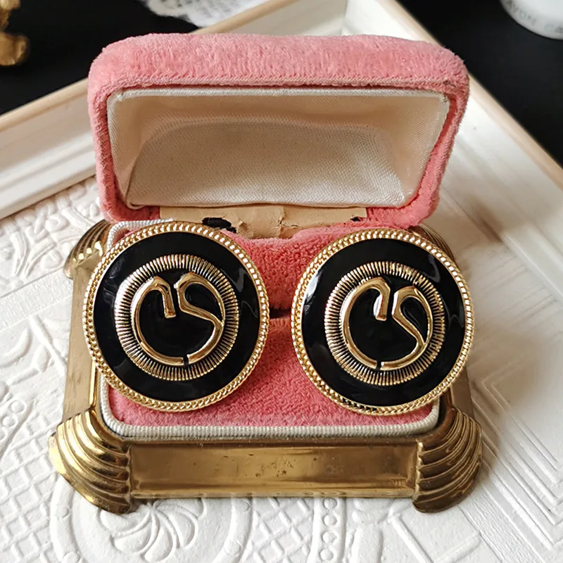 

European and American Retro Black Elegant Ear Stud Earrings for Women 2022 Luxury