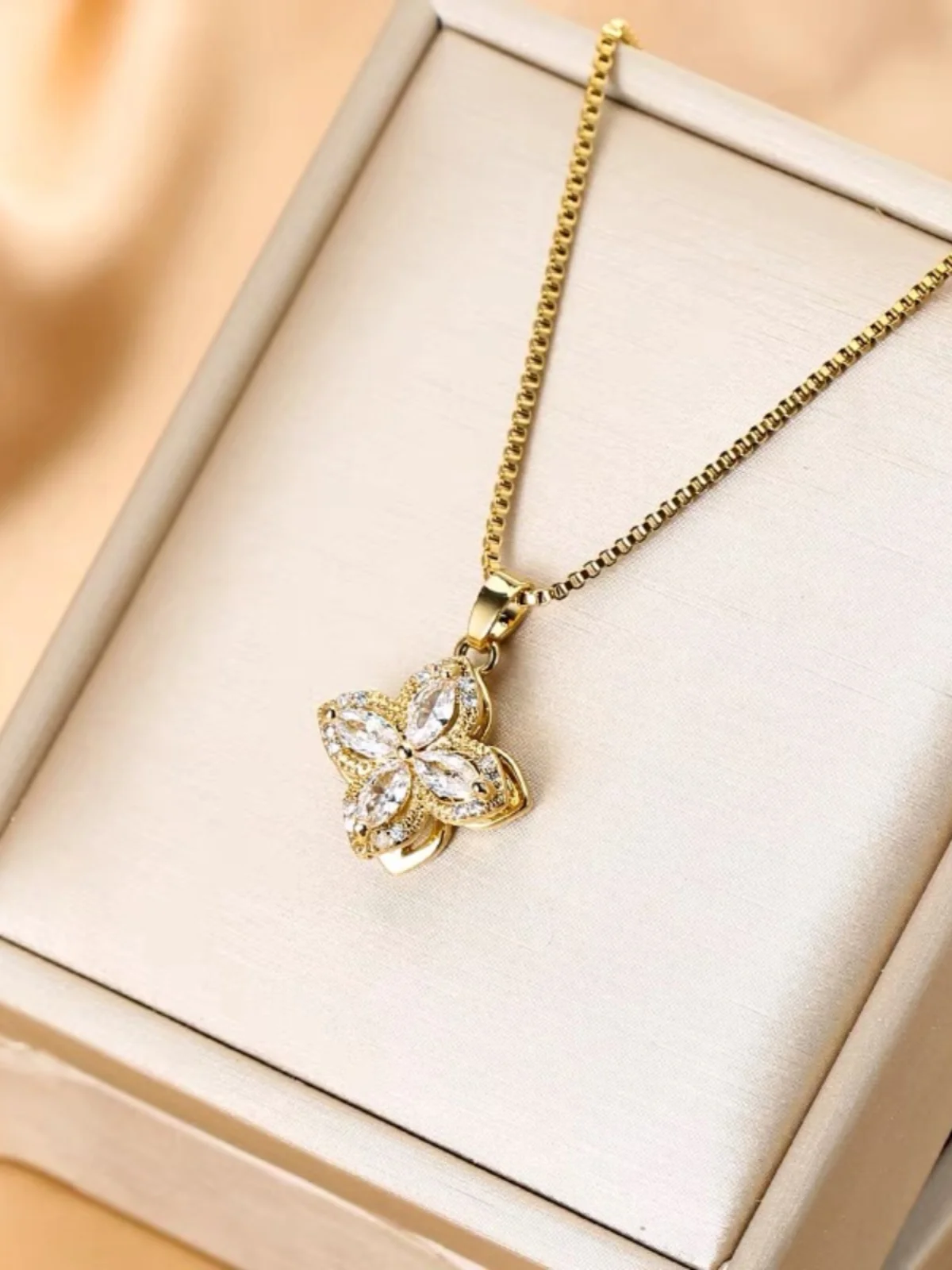 Аутлеты Брендовый дисконтный магазин Вынуть из шкафа Распродажа Выбор утечек