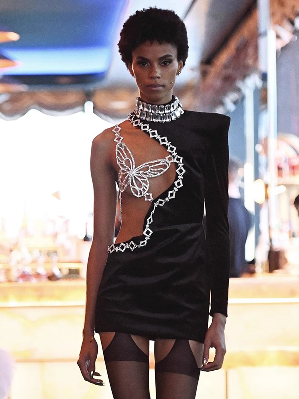 

Женское бархатное платье-мини с одним открытым плечом и длинным рукавом