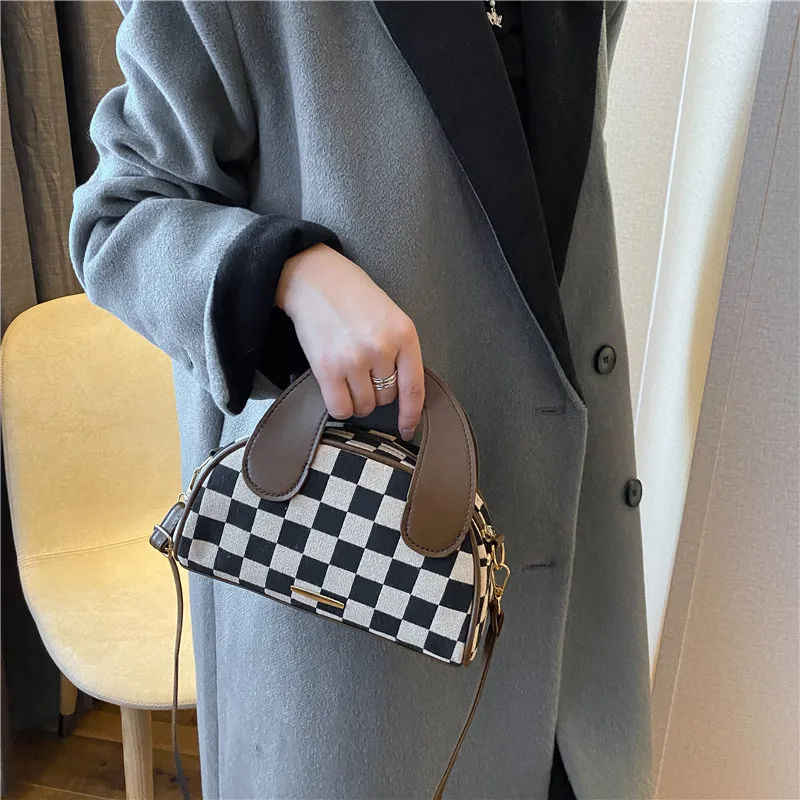 

New saddle bag niche design sense bag women's tide checkerboard simple handbag Western style fashion messenger bag