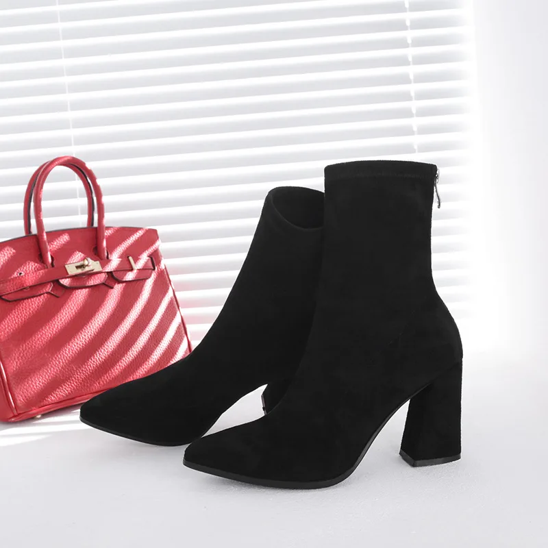 

Женские замшевые ботинки-челси на высоком массивном каблуке, с острым носком