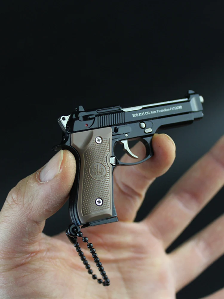 

Metal Pistol Gun Miniature Model Costume Props Craft 1:3 Beretta 92F Keychain Gun Toys Pendant Men's and Women's Birthday Gifts