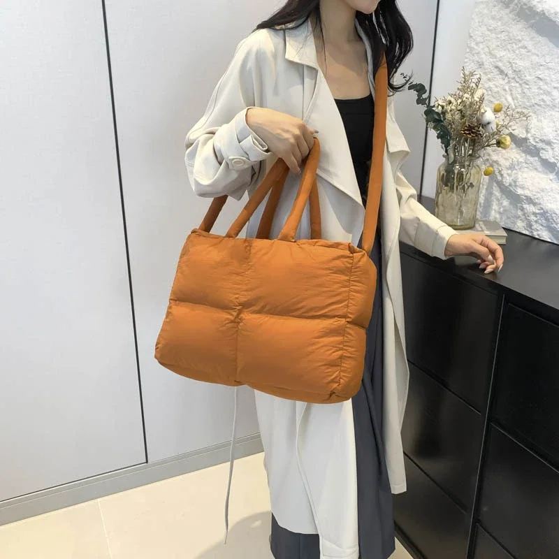 Вместительная зимняя женская сумка-тоут с хлопковым наполнителем и перьями