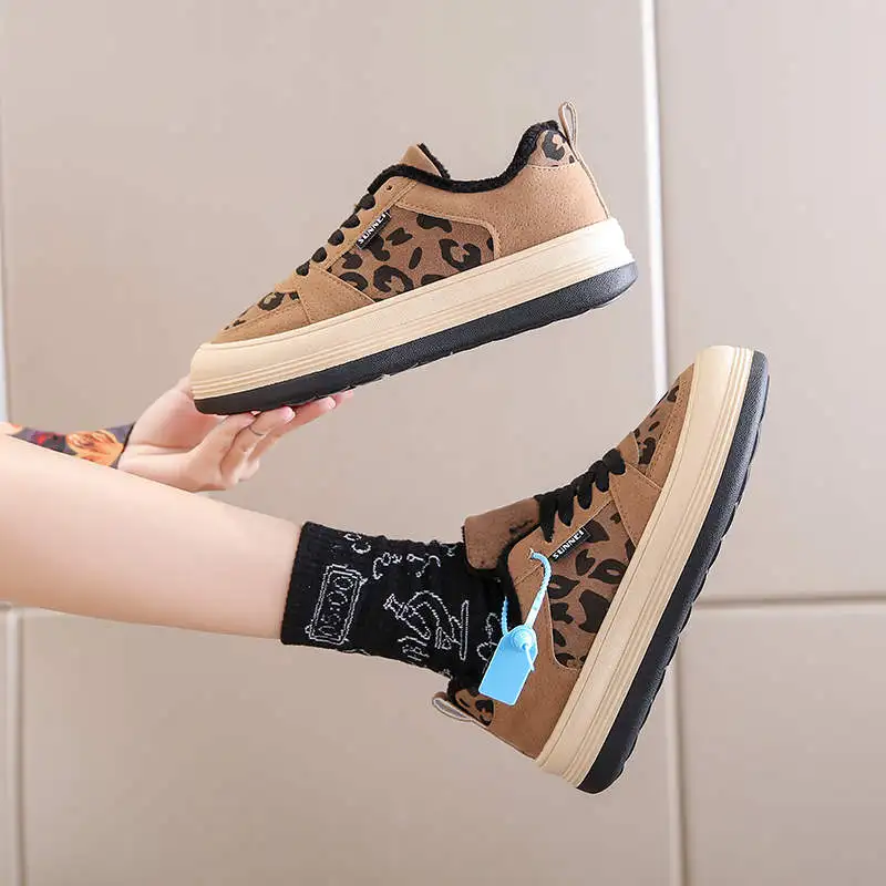 

Оригинальные кроссовки для тенниса или бега в спортивном стиле