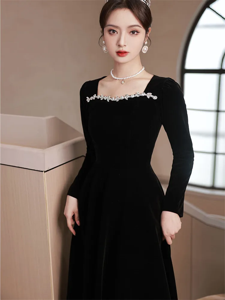 Черное женское осенне-зимнее однотонное бархатное платье-трапеция с квадратным