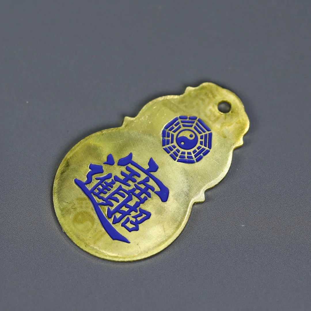 Маленькая подвеска из чистой меди защищает от зла и восемь тройных тыкв