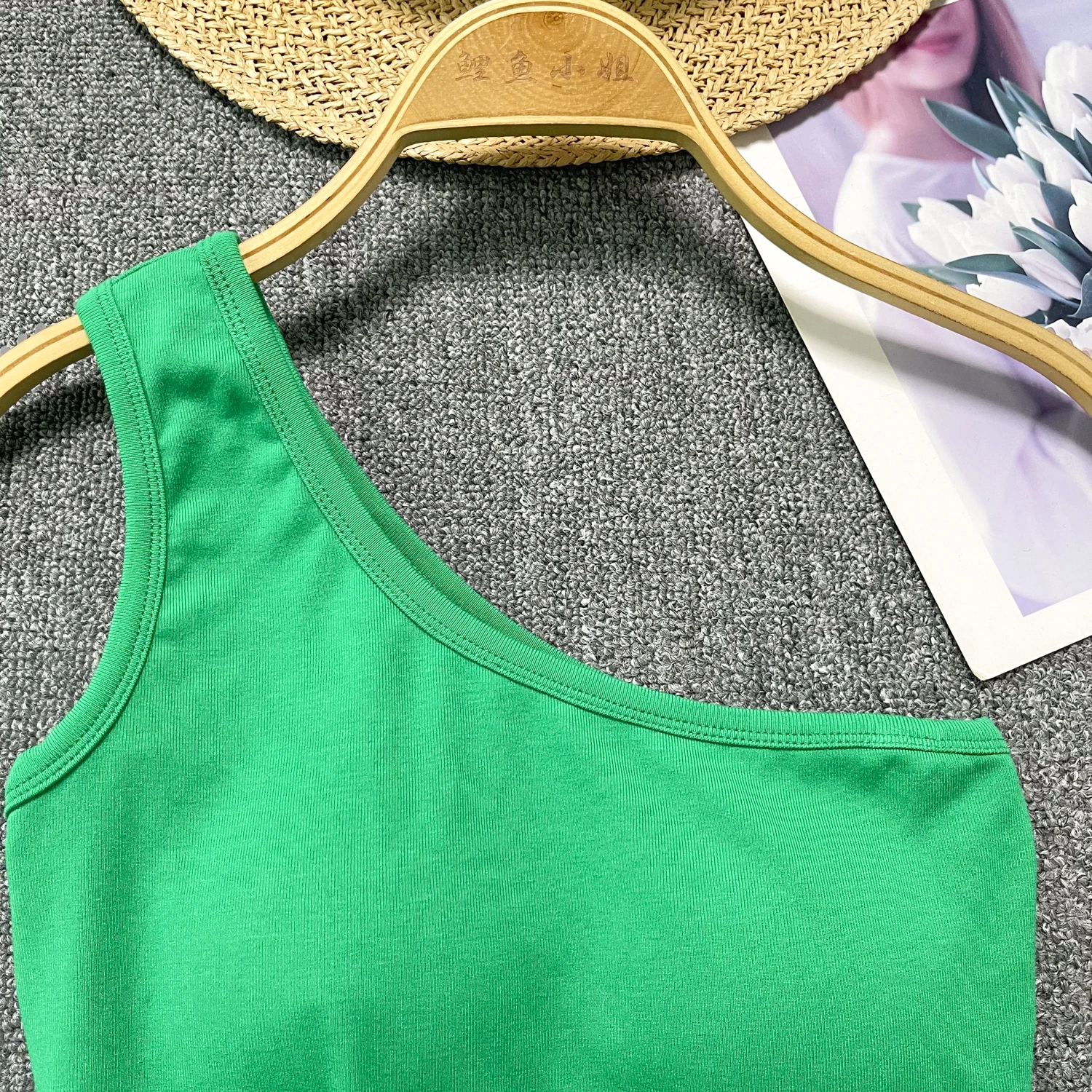 Женский однотонный топ на одно плечо