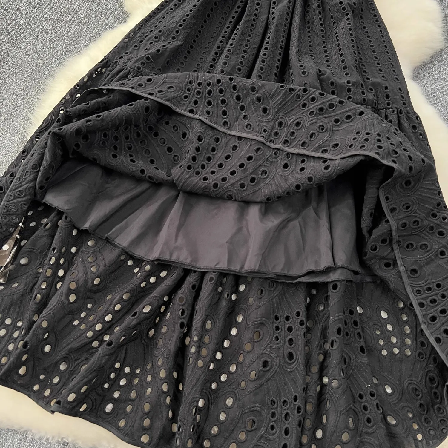 Длинное платье с белой цветочной вышивкой женское летнее каникульное разрезом