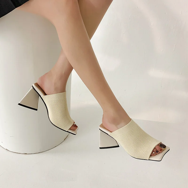 

Женские шлепанцы Ochanmeb, маленькая искусственная кожа, 32-43, Необычные треугольные высокие каблуки, черные, желтые, бежевые пляжные сандалии, с...