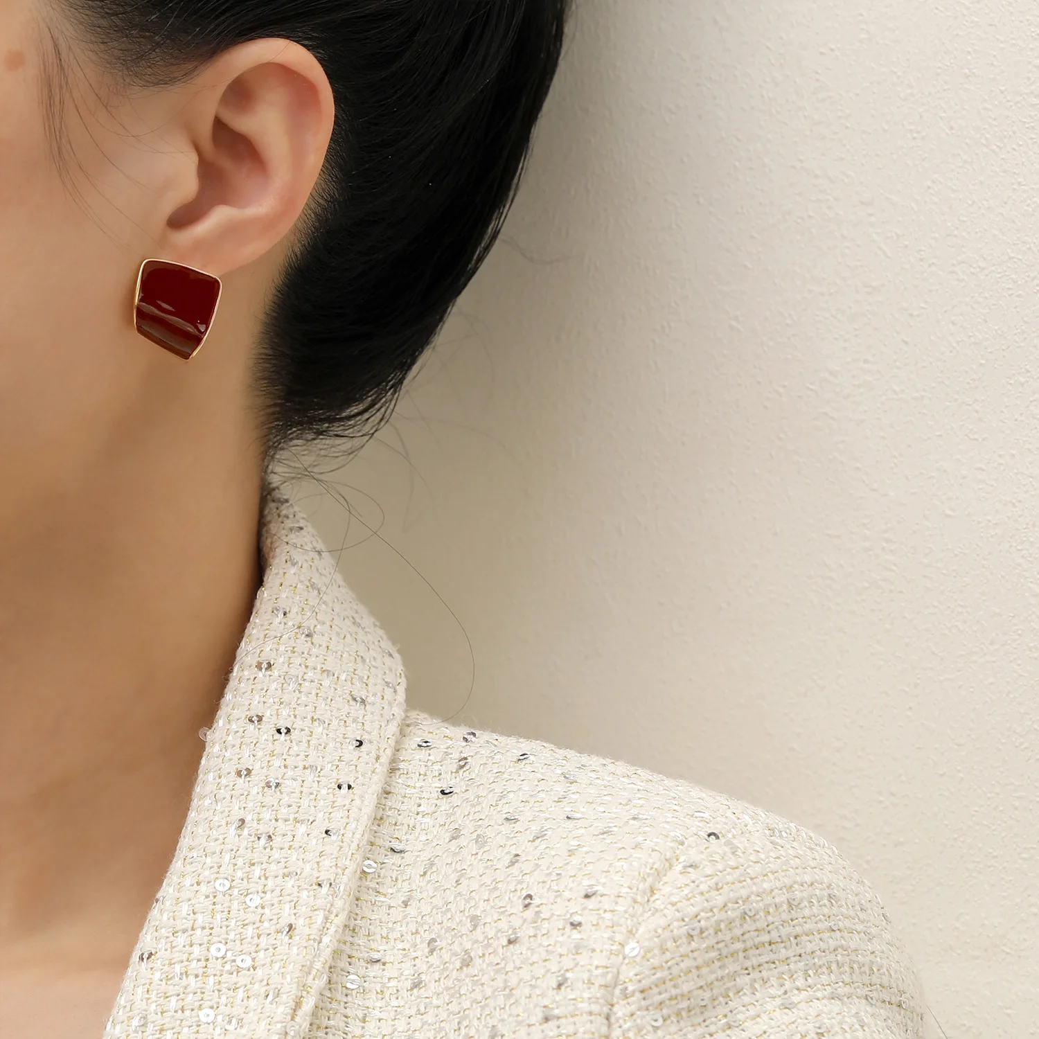 

Klein Blue geometric earrings are designed by a small group of simple and versatile earrings. New fashion earrings in autumn