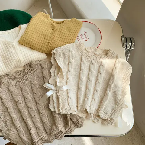 Детский вязаный жилет из полиэстера  для девочек 3-6 лет