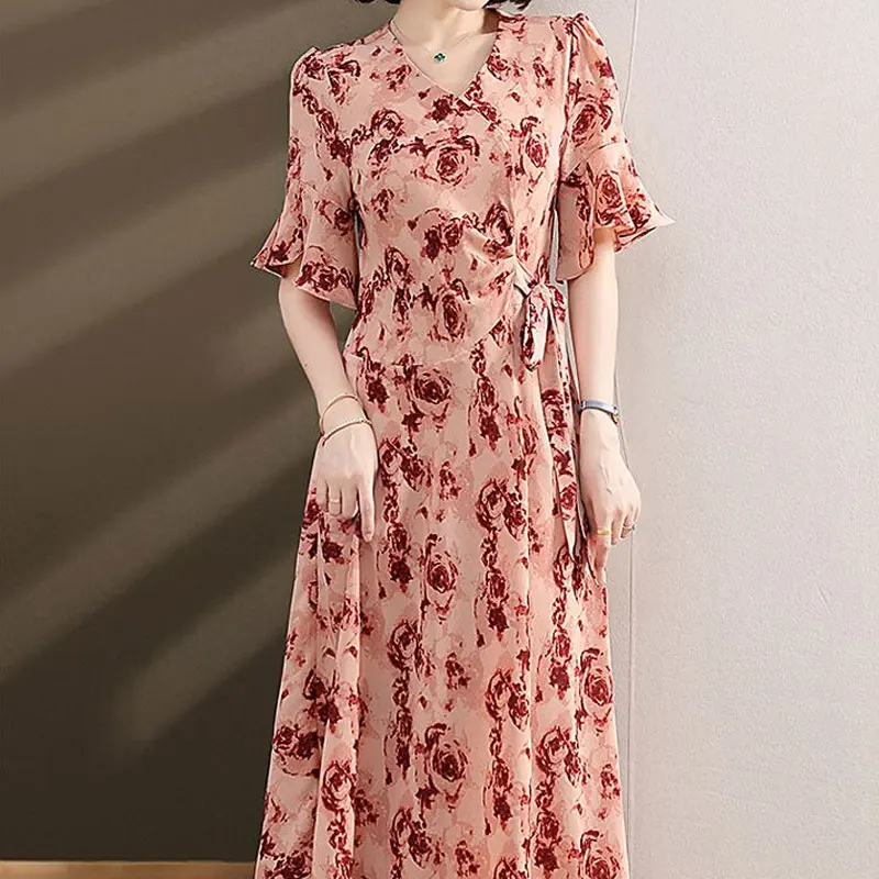 Элегантное женское платье с V-образным вырезом и принтом роз
