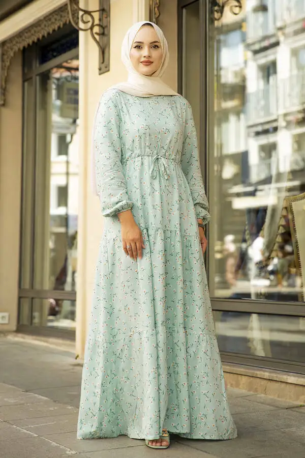 

Ремень на талии желтого цвета