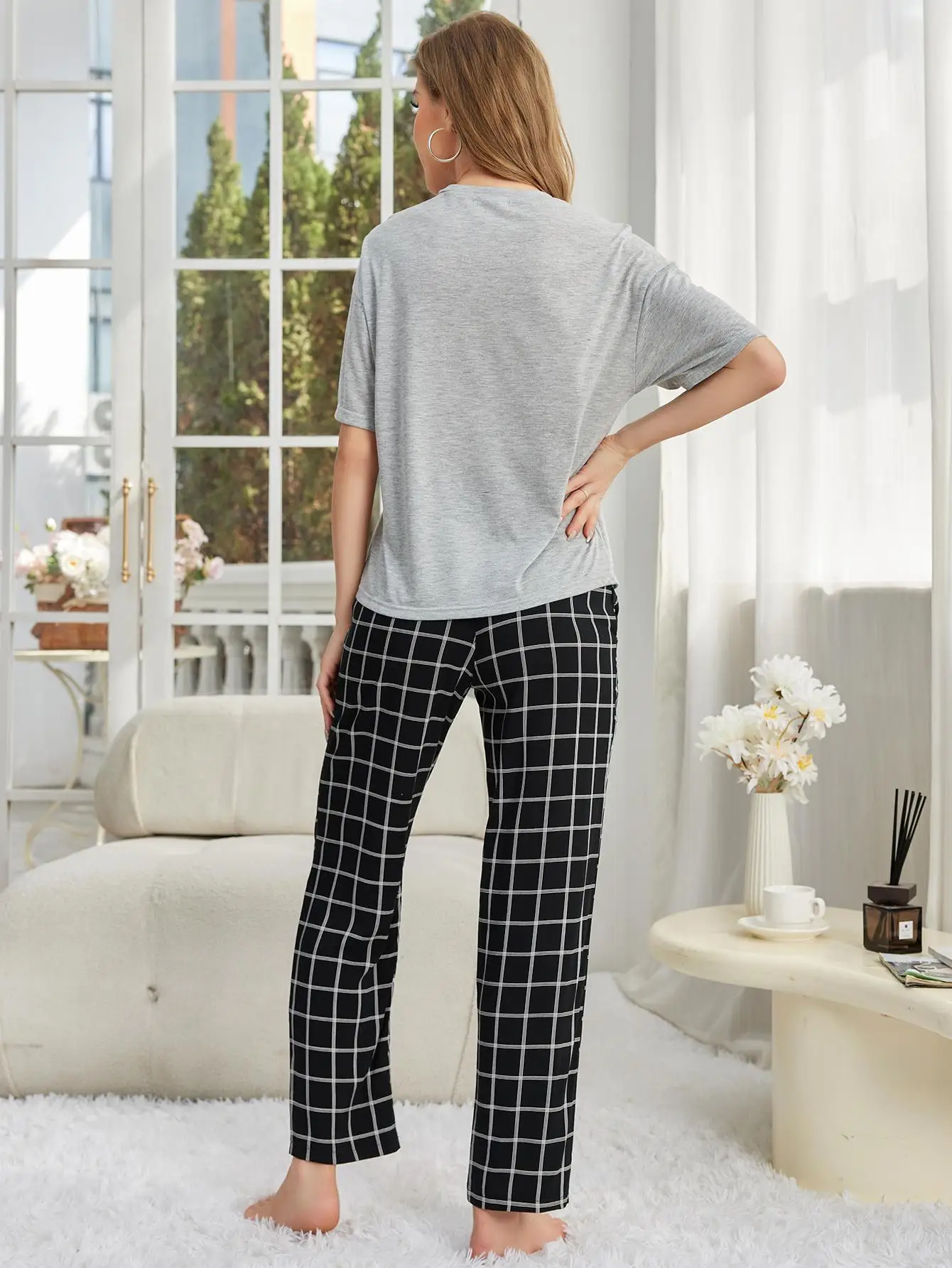 Женский пижамный комплект с коротким рукавом и длинными клетчатыми брюками |