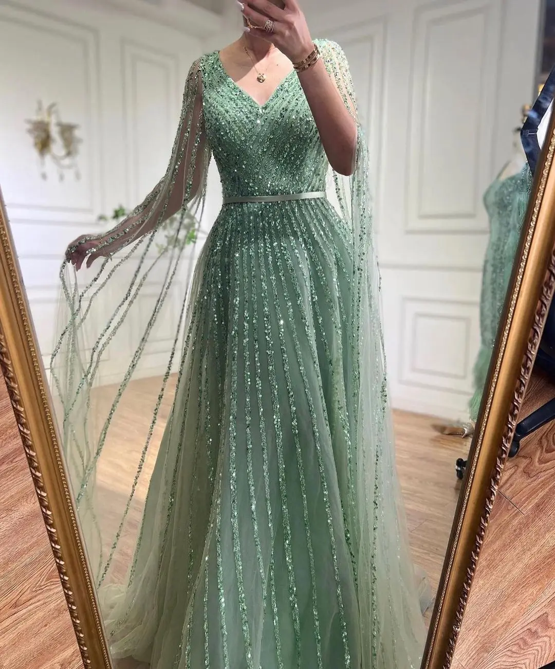 

Платье женское ТРАПЕЦИЕВИДНОЕ с V-образным вырезом и блестками