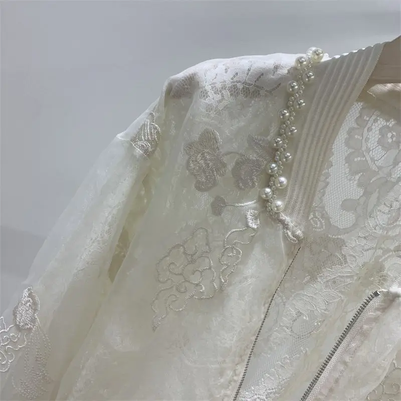 Женская куртка-бомбер с вышивкой бисером круглым вырезом