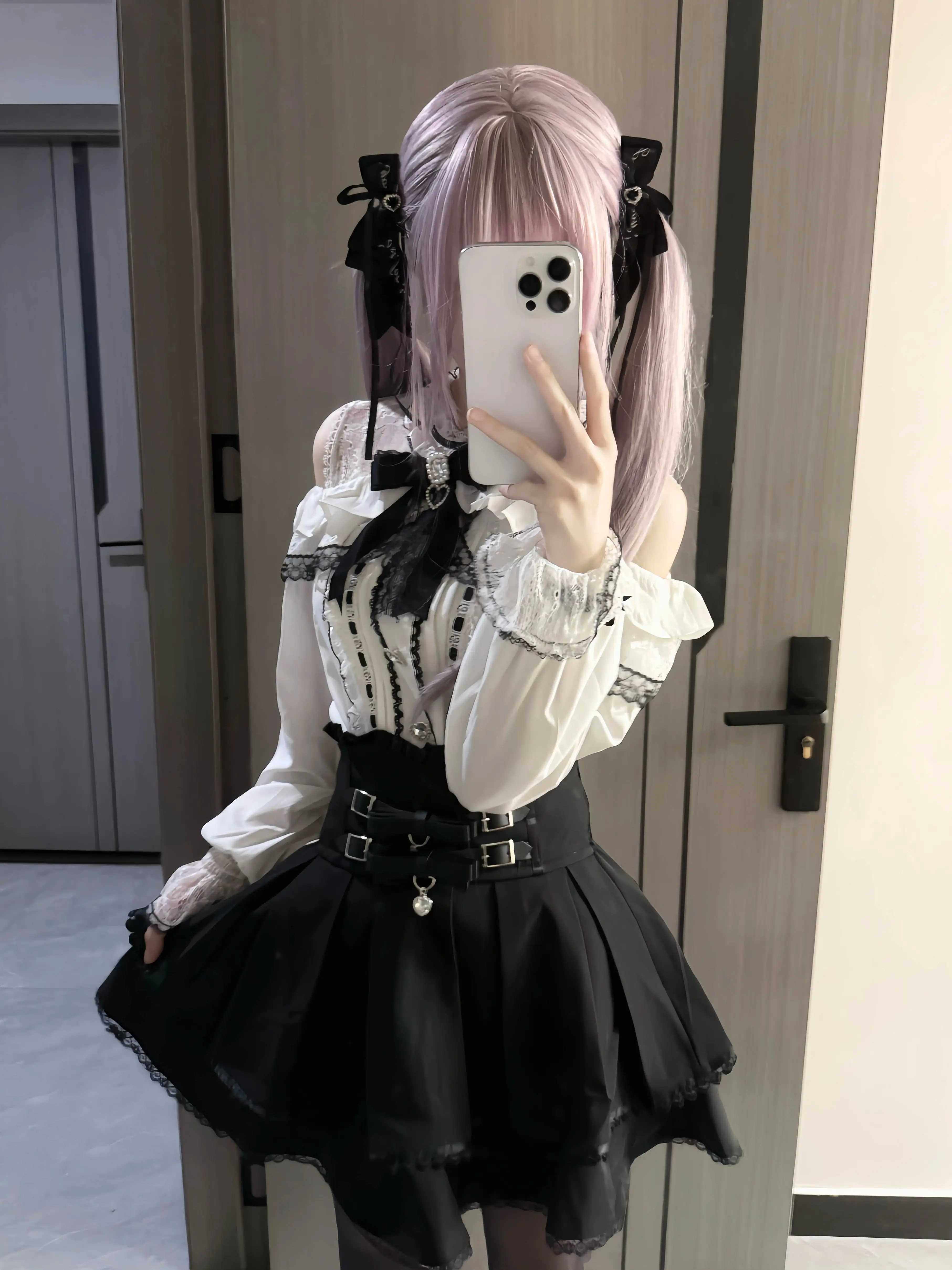 Фото Японский комплект Kawaii J-Fashion Jirai Kei Ryousangata из 2 предметов: милая кружевная блузка с открытыми плечами и мини-юбка с высокой талией для женщин №1