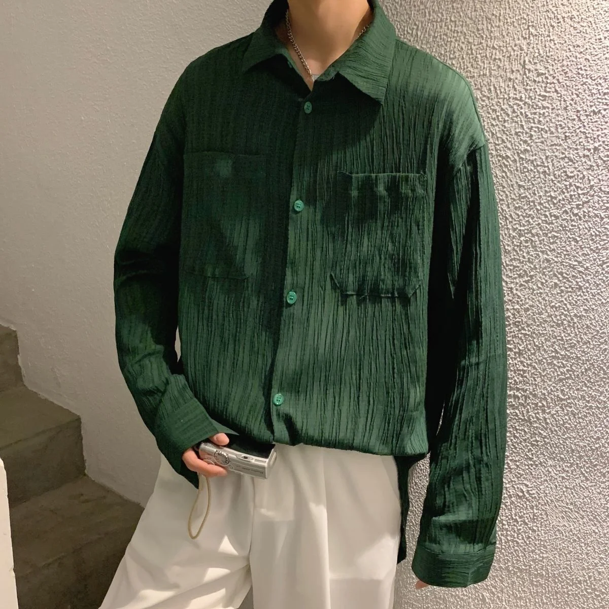 

Мужская рубашка с двумя карманами, черная/белая/зеленая рубашка из мятой ткани с длинными рукавами в Корейском стиле, 2022