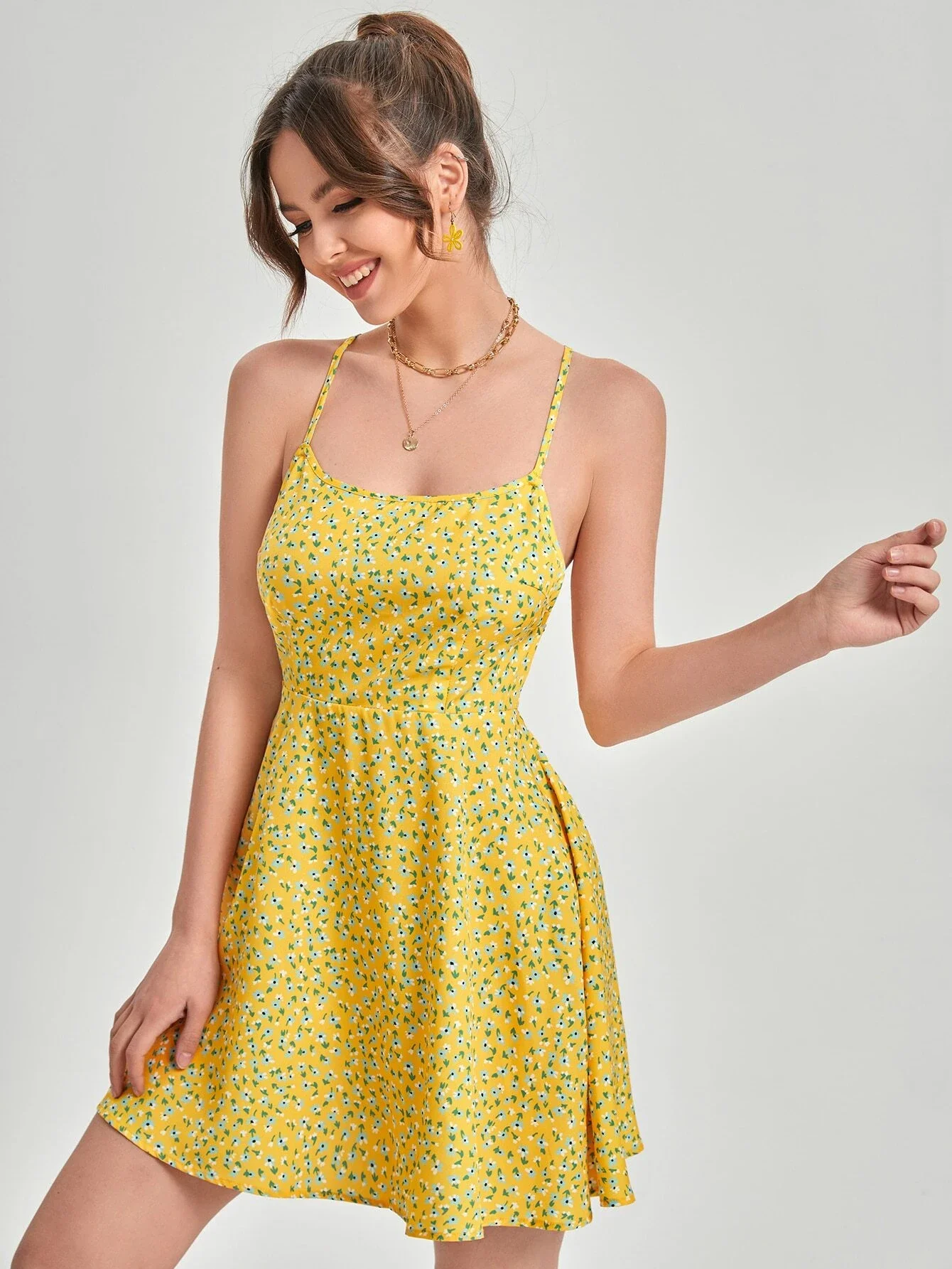 

Платье на бретельках с цветочным принтом и шнуровкой