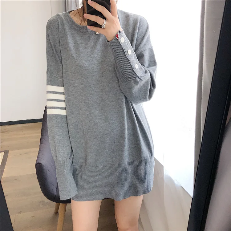 

Женский трикотажный пуловер средней длины, с длинным рукавом