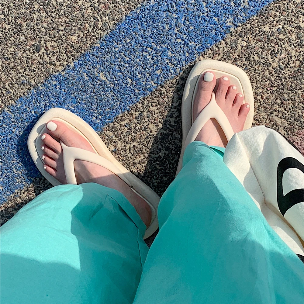 2023 New Colorful Korean Fashion Summer Flip Flops Female Students Soft Sole Pinch Foot Beach Sandals Breathable Home Slippers