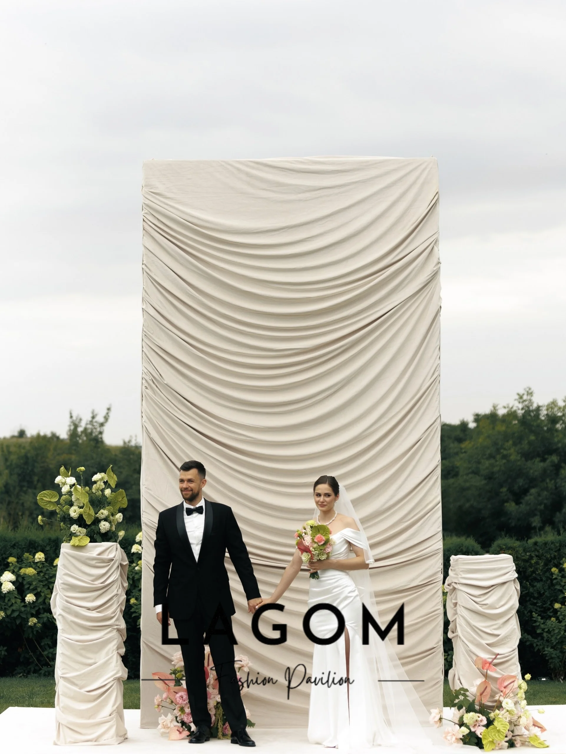 Фото Свадебное платье Lagom White с открытыми плечами, силуэт «русалка», V-образный вырез, плиссировка, индивидуальный пошив, длина в пол, с высоким боковым разрезом. Шарон Саид. №2