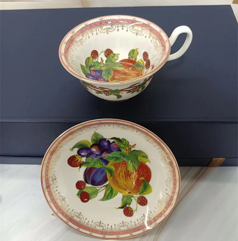 

Керамическая чашка с цветочным рисунком